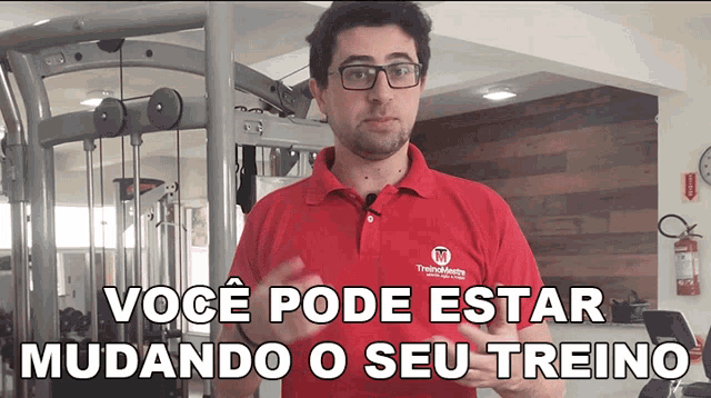 a man wearing glasses and a red shirt that says treinamento