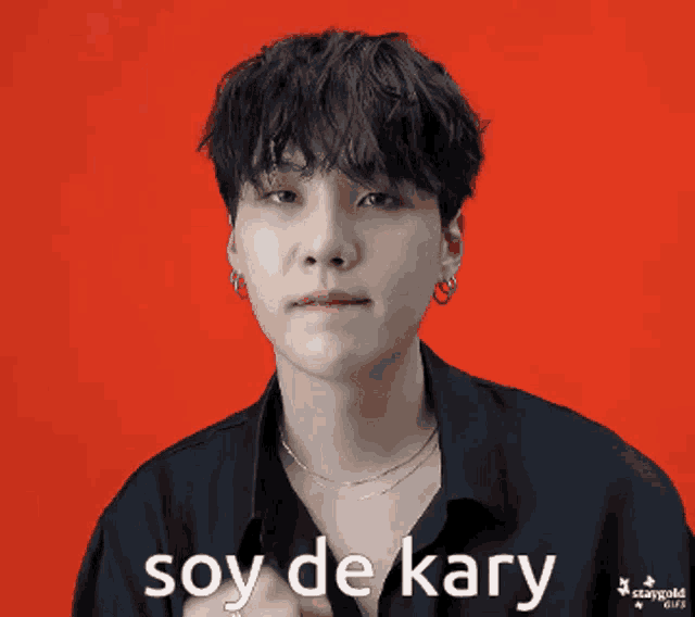 a close up of a person 's face with the words soy de kary in white letters