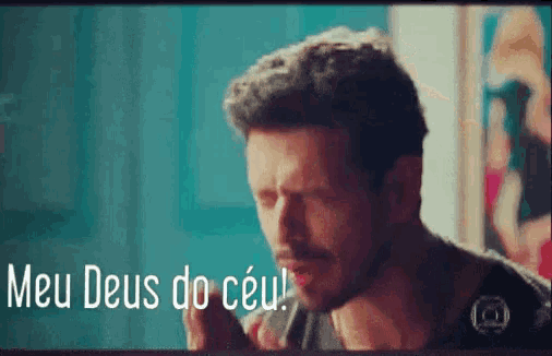 a close up of a man 's face with the words meu deus do ceu below him
