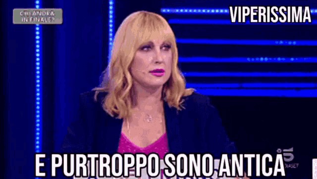 a woman in a pink top and a black jacket says e purtroppo sono antica