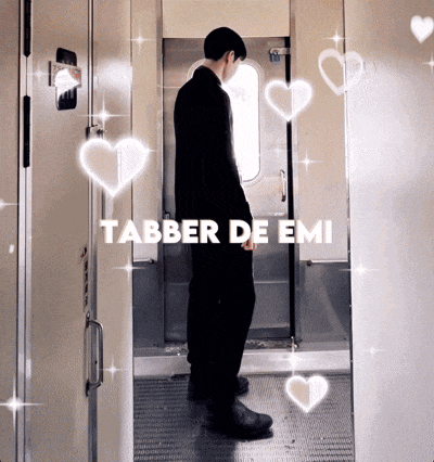 a man standing in a hallway with the words tabber de emi written above him