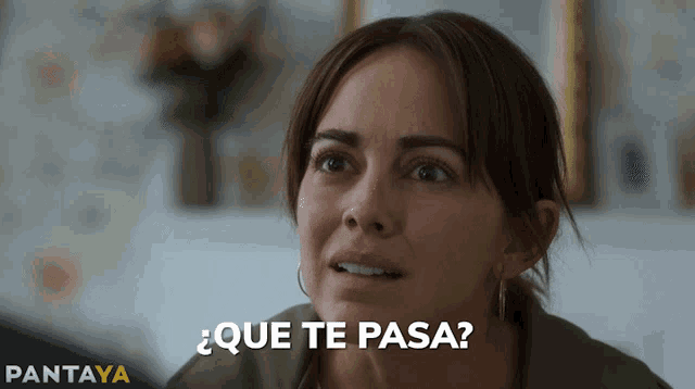 a woman says que te pasa in front of a pantaya logo