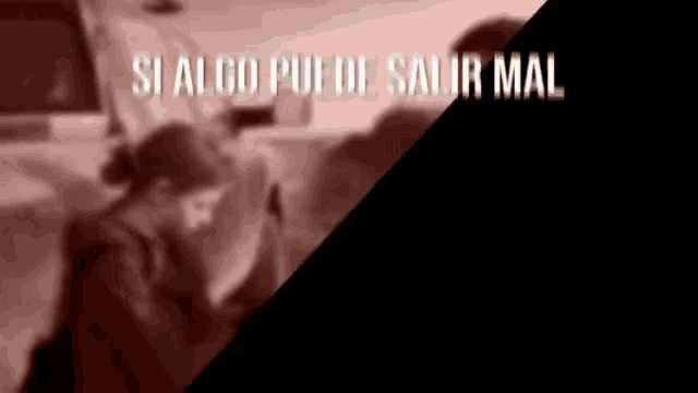 a blurred image with the words si algo puede salir mal in white letters