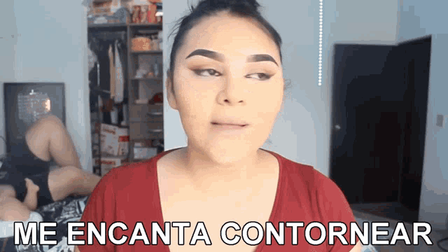 a woman in a red shirt says me encanta contornear