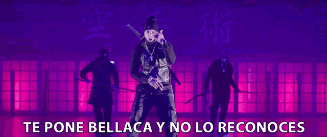 a man holding a sword in front of a sign that says te pone bellaca y no lo reconoces
