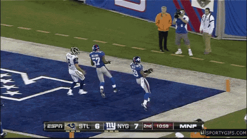 a football game between the giants and the rams