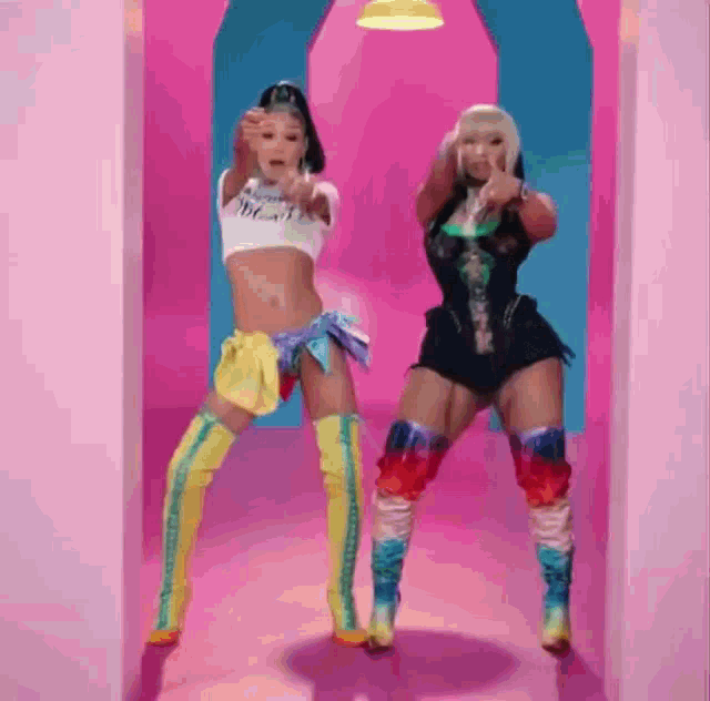 Nicki Minaj Coi Leray GIF - Nicki Minaj Coi Leray Blick Blick GIFs