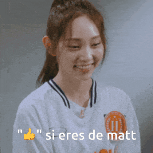 a woman in a white shirt is smiling with the words " si eres de matt " above her