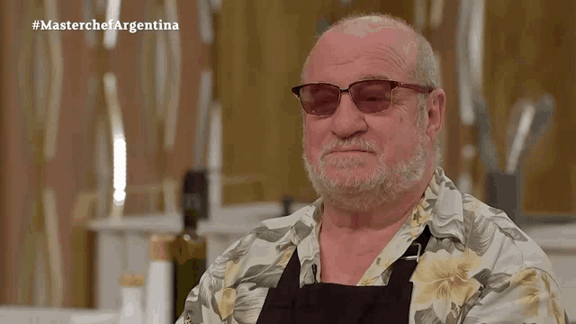 a man wearing sunglasses and a floral shirt is featured on a masterchef argentina advertisement