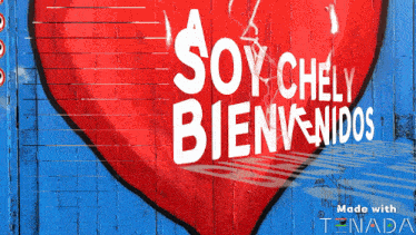 a blue wall with a red heart and the words soy chely bienvenidos on it