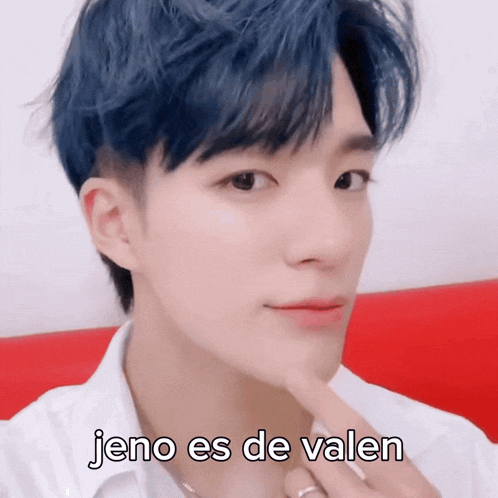 a close up of a person 's face with the words jeno es de valen on the bottom