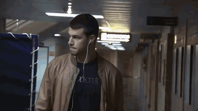 a man wearing a black shirt that says xcite