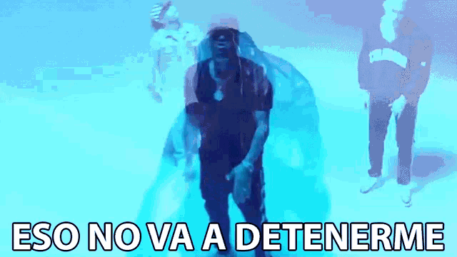 a man is dancing with the words eso no va a detenerme