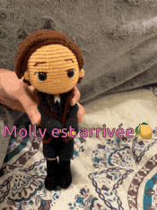 molly est arrivée is written on a picture of a stuffed doll