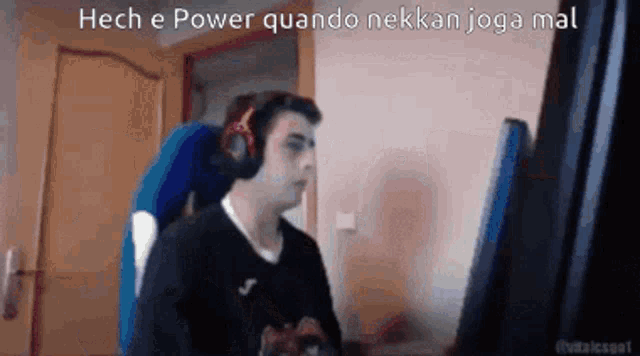 a man wearing headphones is sitting in front of a computer screen with the caption hech e power quando nekken joga mal