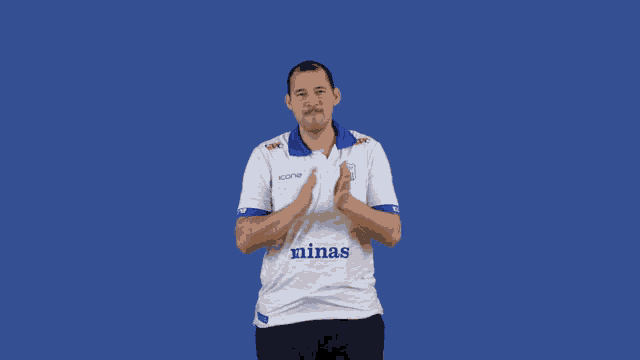 a man wearing a white shirt that says ninas on it