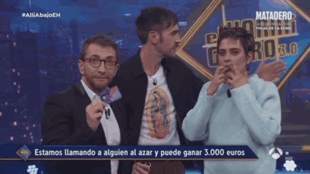 a man holding a card that says estamos llamando a alguien al azar