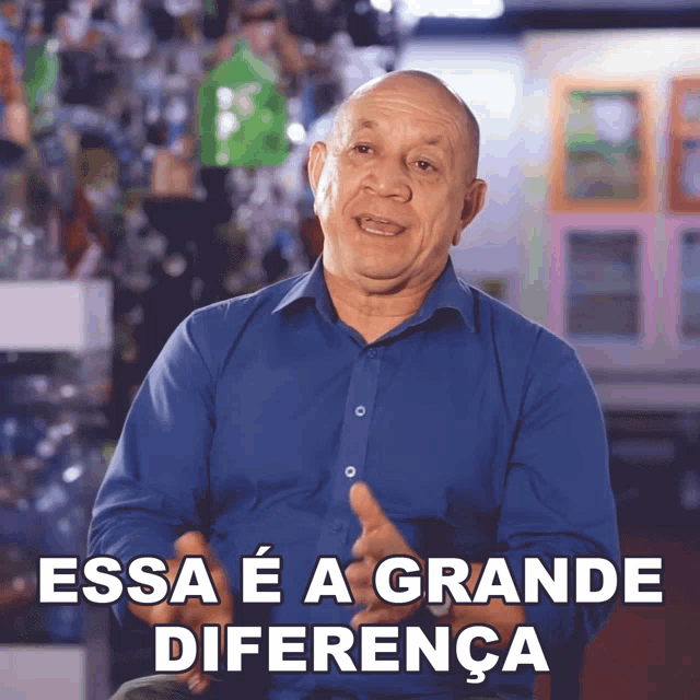 a man in a blue shirt with the words " essa e a grande diferenca " above him