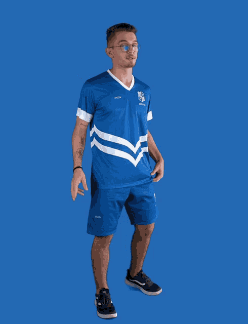 a man wearing a blue shirt that says atleta on the front