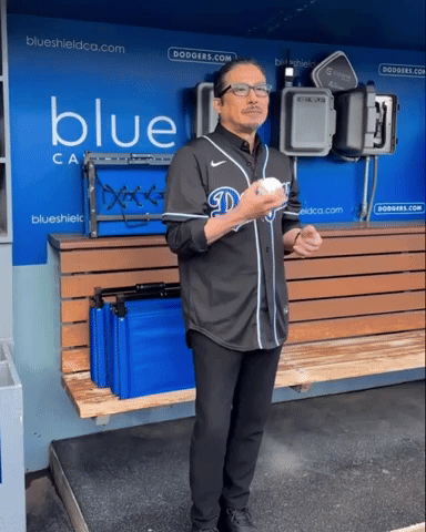 Hiroyuki Sanada Dodgers GIF - Hiroyuki Sanada Dodgers Baseball GIFs