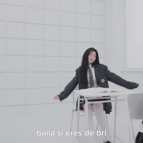a girl in a suit and tie says baila si eres de bri in a foreign language