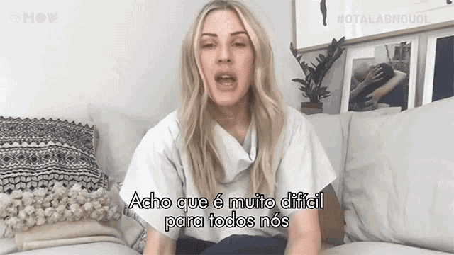 a blonde woman is sitting on a couch and says acho que e muito dificil para todos nos