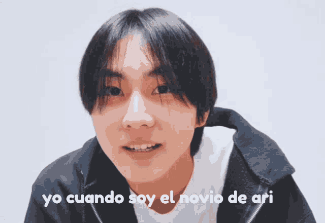 a young man with the words yo cuando soy el novio de ari on the bottom