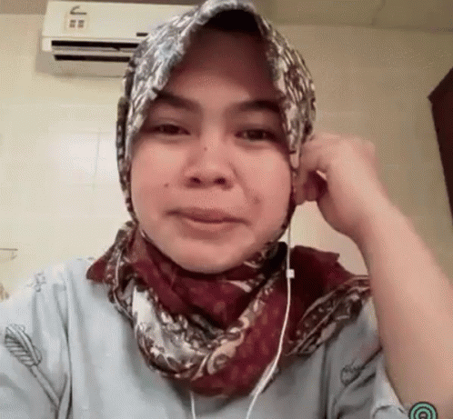 Mama Juga Kangen Kamu Nak.... GIF - Hijab Jilbab Nangis GIFs