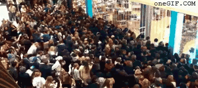 Gente Entrando A Tienda GIF - Gente Mucha Gente Estampida GIFs
