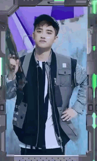 a man wearing a vest that says " ee " on it