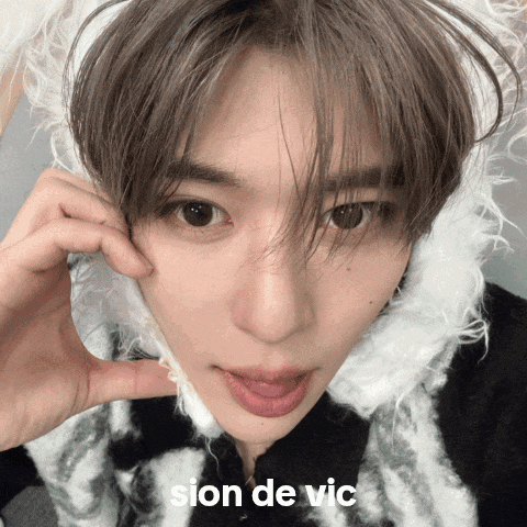 a close up of a person 's face with the words " sion de vic " below it