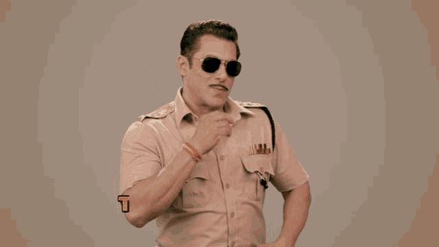 a man in a police uniform says tore naina bade