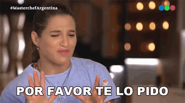 a woman says por favor te lo pido while making a funny face