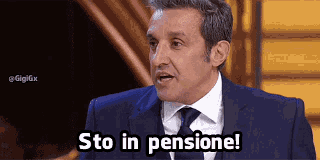 a man in a suit and tie says sto in pensione !