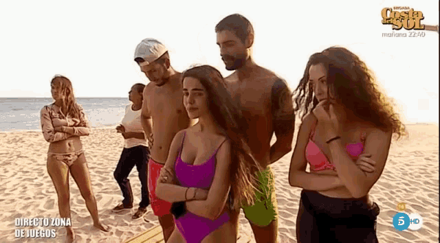 a group of people standing on a beach with the words directo zona de juegos on the bottom right
