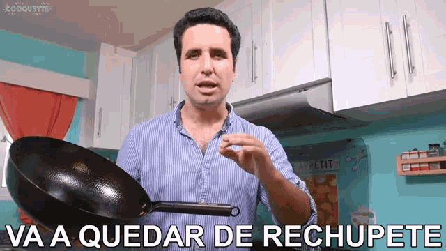 a man holding a frying pan with the words va a quedar de rechupete written below him