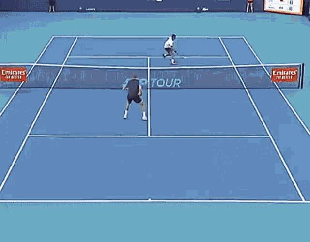 men 's singles 2nd round is being played on a tennis court
