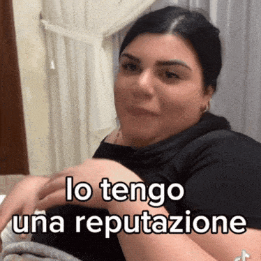 a woman says lo tengo una reputazione in a black shirt