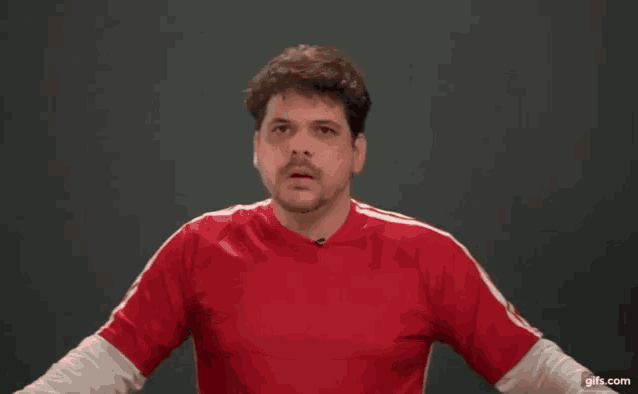 a man in a red shirt says eu também in yellow letters