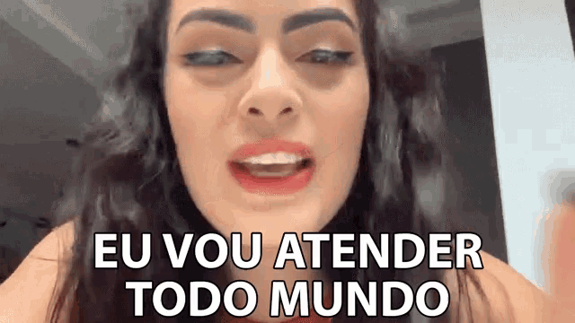a woman is saying eu vou atender todo mundo in a video .