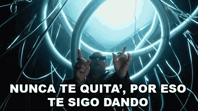 a man in sunglasses is giving the middle finger and the words nunca te quita por eso te sigo dando