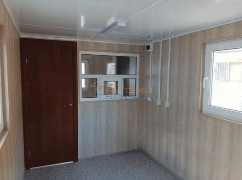 a room with a door and a window with a sign on the wall that says " bentoeki bpaza "