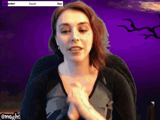 a woman sitting in front of a screen that says ' streamer ' at the top