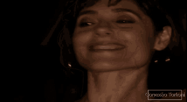 a close up of a woman 's face with the words conexao tortoni in the upper right corner