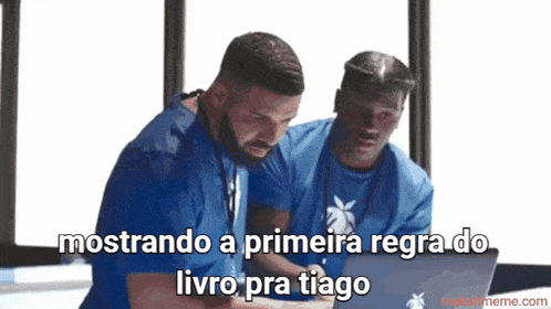 two men in blue shirts are looking at a laptop with the words mostrando a primeira regra do livro pra tiago above them