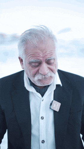 a man wearing a suit and a white shirt has a badge that says ' i 'm a ' on it