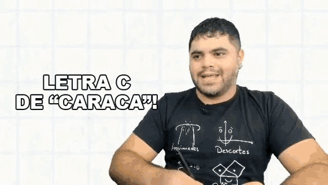 a man wearing a black shirt that says " letra c de caraca "