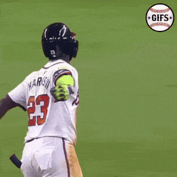 a baseball player with the name harris on his back