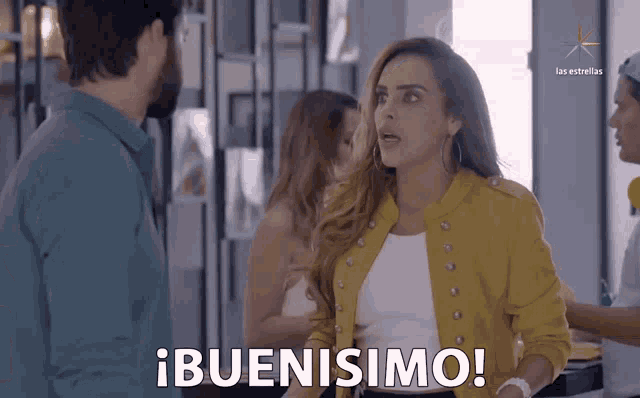 a woman wearing a yellow jacket says buenisimo