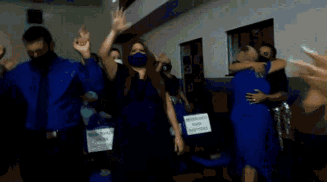 a woman in a blue dress has a sign on her back that says ' minha historia '